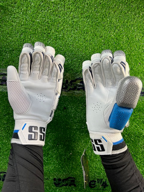 SS Aerolite Batting Gloves - 2025