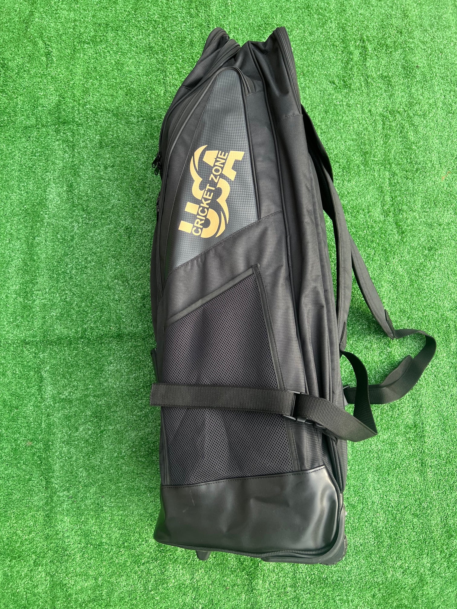 E4 LEGEND EDITION 2024 WHEELIE DUFFLE - BLACK WITH GOLD