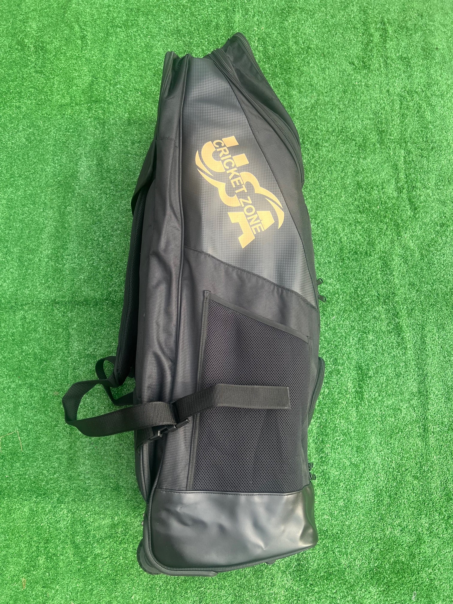 E4 LEGEND EDITION 2024 WHEELIE DUFFLE - BLACK WITH GOLD