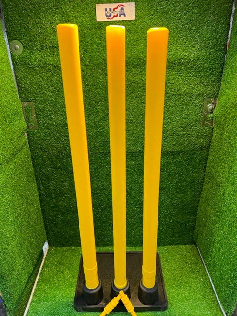 PLASTIC STUMPS WITH HARD RUBBER BASE & 2 BAILS