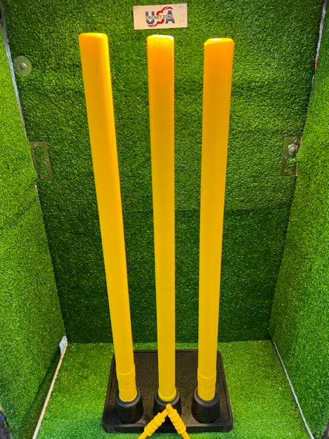 PLASTIC STUMPS WITH HARD RUBBER BASE & 2 BAILS